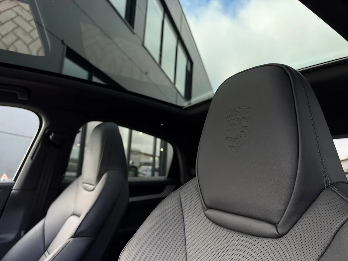 3.0 E-Hybrid | Sportdesign | Passenger Display | 4-Wielsturing | Softclose | Innodrive | Trekhaak | 18-Voudig | Sportuitlaat | HD-Matrix | Head-up | Bose | Sportchrono |