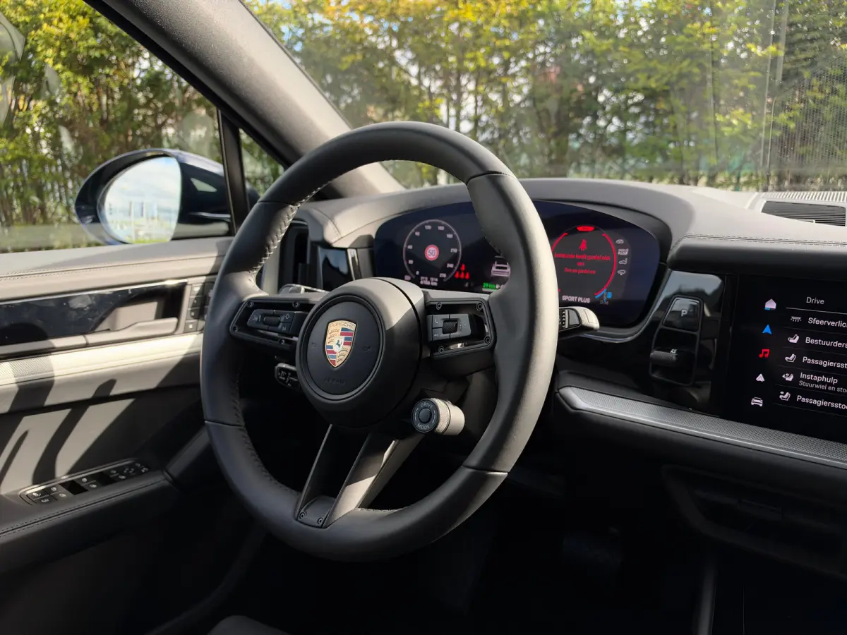 3.0 E-Hybrid | Sportdesign | Passenger Display | 4-Wielsturing | Softclose | Innodrive | Trekhaak | 18-Voudig | Sportuitlaat | HD-Matrix | Head-up | Bose | Sportchrono |