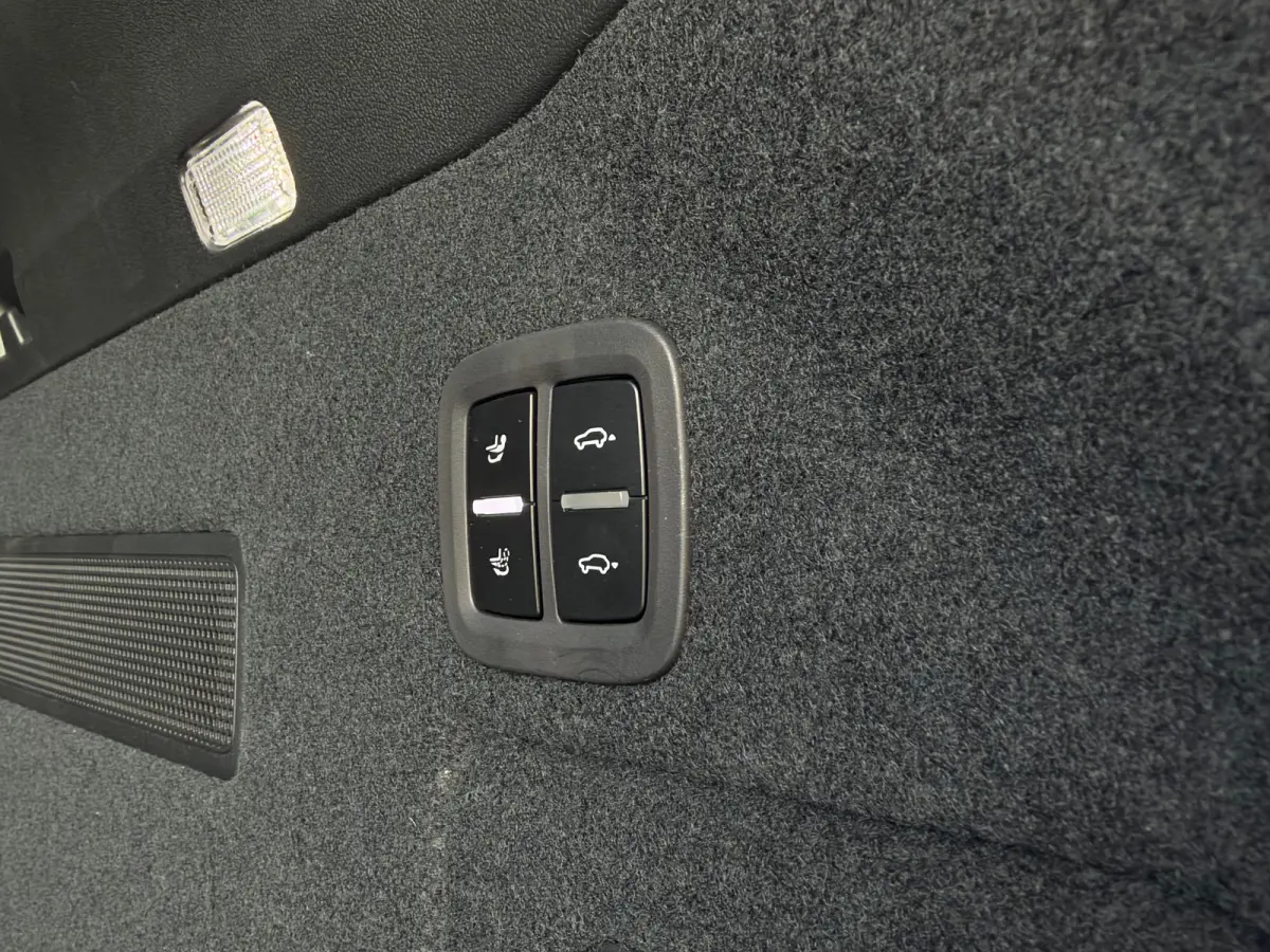 3.0 E-Hybrid | Sportdesign | Passenger Display | 4-Wielsturing | Softclose | Innodrive | Trekhaak | 18-Voudig | Sportuitlaat | HD-Matrix | Head-up | Bose | Sportchrono |