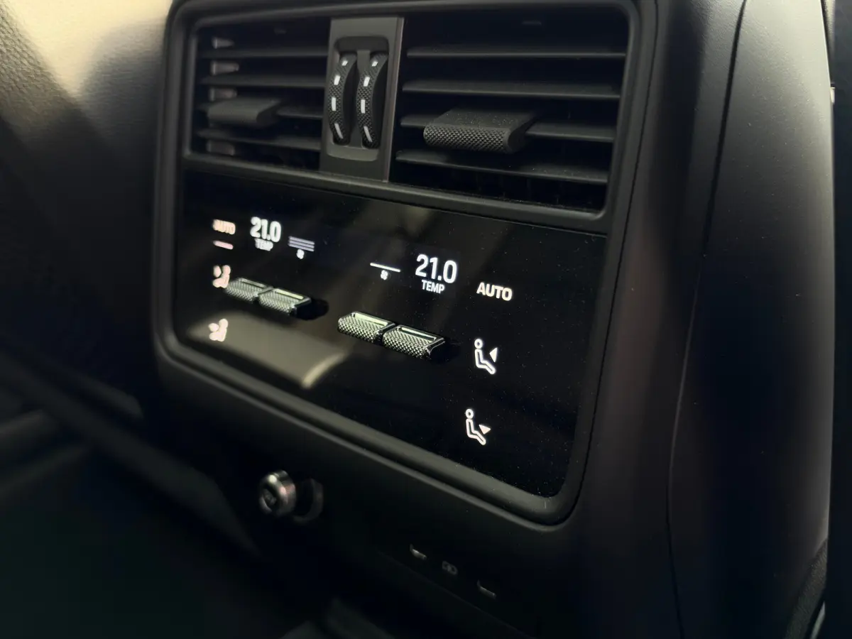 3.0 E-Hybrid | Sportdesign | Passenger Display | 4-Wielsturing | Softclose | Innodrive | Trekhaak | 18-Voudig | Sportuitlaat | HD-Matrix | Head-up | Bose | Sportchrono |