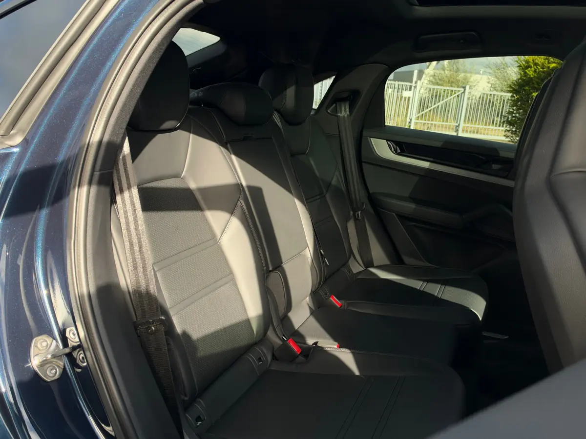 3.0 E-Hybrid | Sportdesign | Passenger Display | 4-Wielsturing | Softclose | Innodrive | Trekhaak | 18-Voudig | Sportuitlaat | HD-Matrix | Head-up | Bose | Sportchrono |