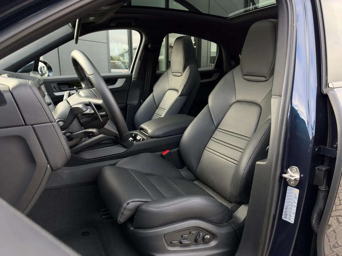 3.0 E-Hybrid | Sportdesign | Passenger Display | 4-Wielsturing | Softclose | Innodrive | Trekhaak | 18-Voudig | Sportuitlaat | HD-Matrix | Head-up | Bose | Sportchrono |