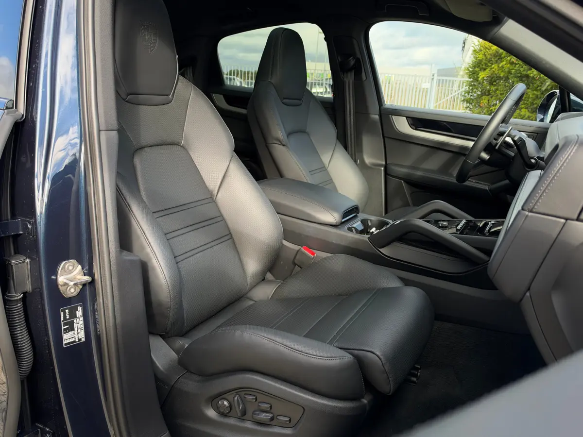 3.0 E-Hybrid | Sportdesign | Passenger Display | 4-Wielsturing | Softclose | Innodrive | Trekhaak | 18-Voudig | Sportuitlaat | HD-Matrix | Head-up | Bose | Sportchrono |