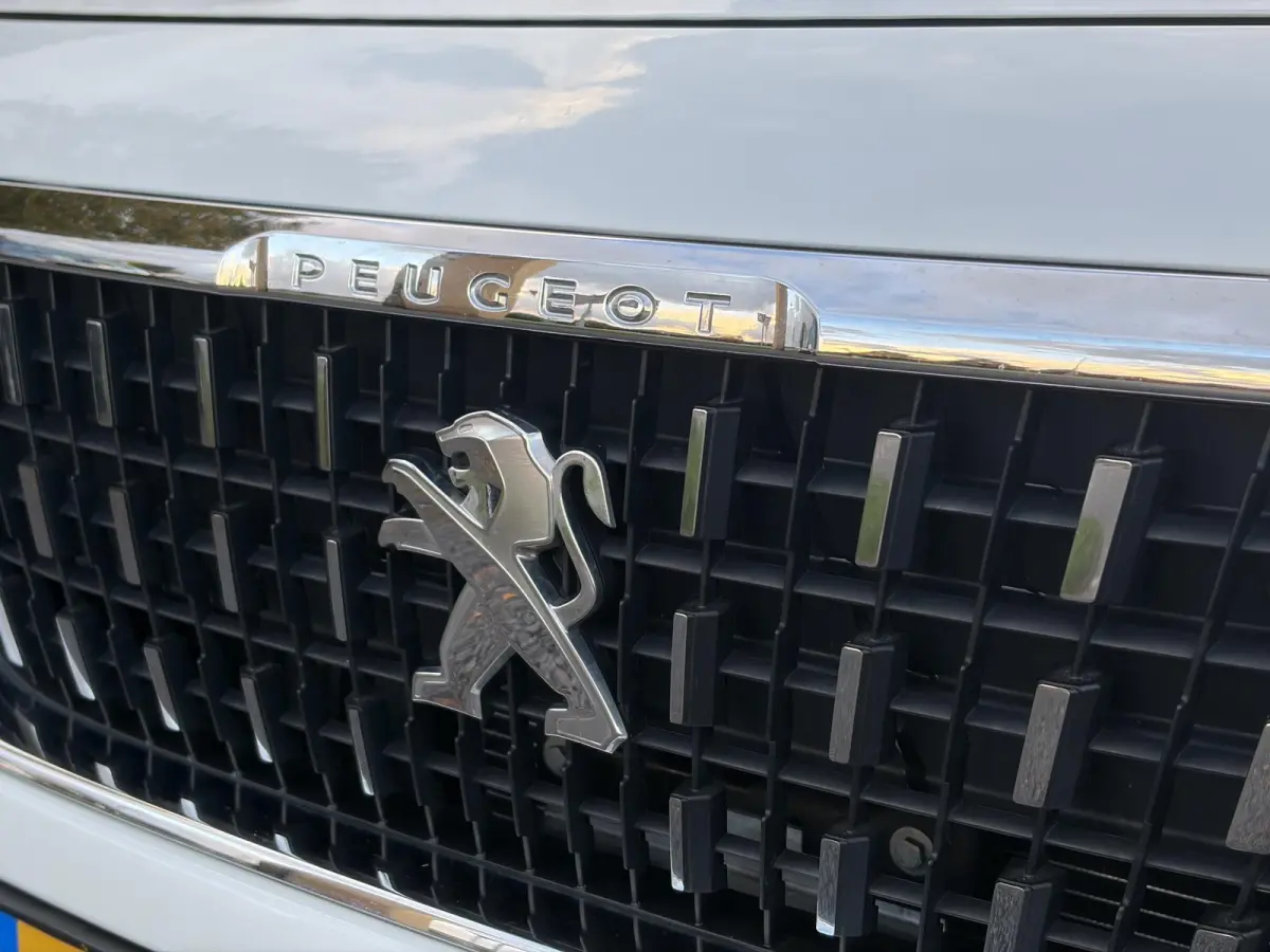 1.2 PureTech Allure ✓Camera✓Navi✓Carplay✓Halfleder✓110pk✓Dealer Onderhouden✓Clima✓Cruise✓Pdc✓Lm velgen✓Automaat✓N.A.P✓Apk tot 03-2027