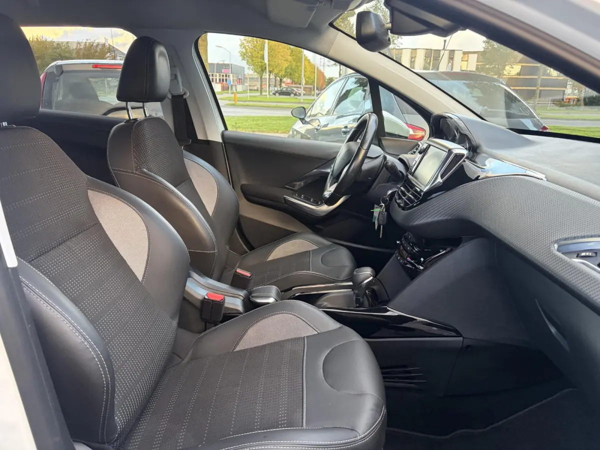 1.2 PureTech Allure ✓Camera✓Navi✓Carplay✓Halfleder✓110pk✓Dealer Onderhouden✓Clima✓Cruise✓Pdc✓Lm velgen✓Automaat✓N.A.P✓Apk tot 03-2027