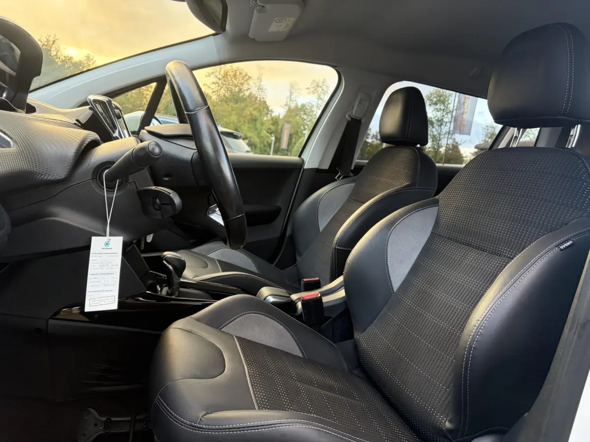 1.2 PureTech Allure ✓Camera✓Navi✓Carplay✓Halfleder✓110pk✓Dealer Onderhouden✓Clima✓Cruise✓Pdc✓Lm velgen✓Automaat✓N.A.P✓Apk tot 03-2027