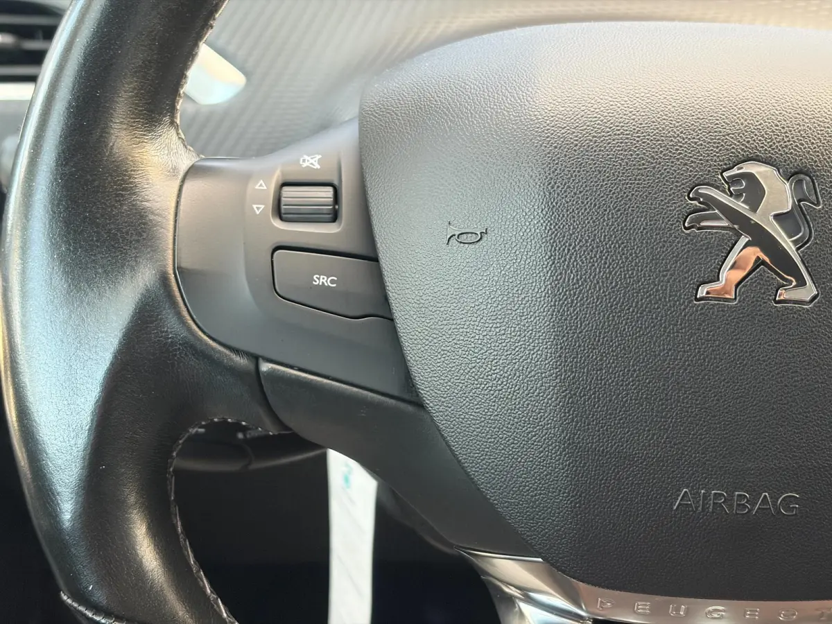 1.2 PureTech Allure ✓Camera✓Navi✓Carplay✓Halfleder✓110pk✓Dealer Onderhouden✓Clima✓Cruise✓Pdc✓Lm velgen✓Automaat✓N.A.P✓Apk tot 03-2027