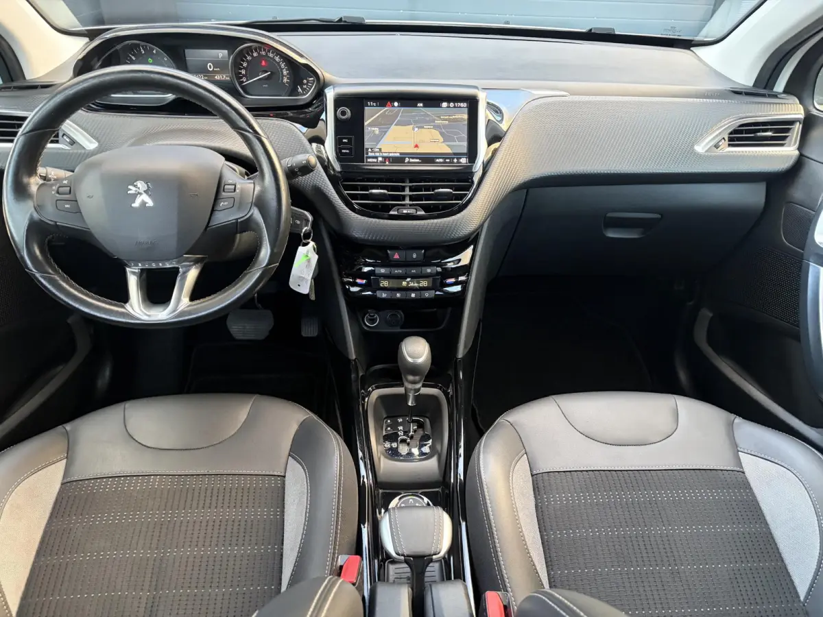 1.2 PureTech Allure ✓Camera✓Navi✓Carplay✓Halfleder✓110pk✓Dealer Onderhouden✓Clima✓Cruise✓Pdc✓Lm velgen✓Automaat✓N.A.P✓Apk tot 03-2027