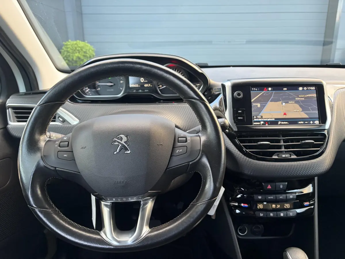 1.2 PureTech Allure ✓Camera✓Navi✓Carplay✓Halfleder✓110pk✓Dealer Onderhouden✓Clima✓Cruise✓Pdc✓Lm velgen✓Automaat✓N.A.P✓Apk tot 03-2027