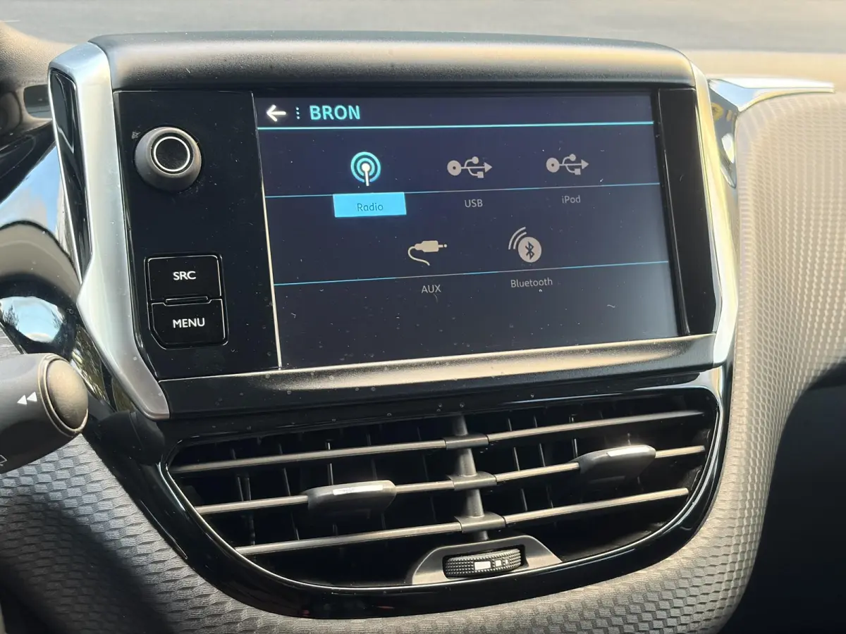 1.2 PureTech Allure ✓Camera✓Navi✓Carplay✓Halfleder✓110pk✓Dealer Onderhouden✓Clima✓Cruise✓Pdc✓Lm velgen✓Automaat✓N.A.P✓Apk tot 03-2027