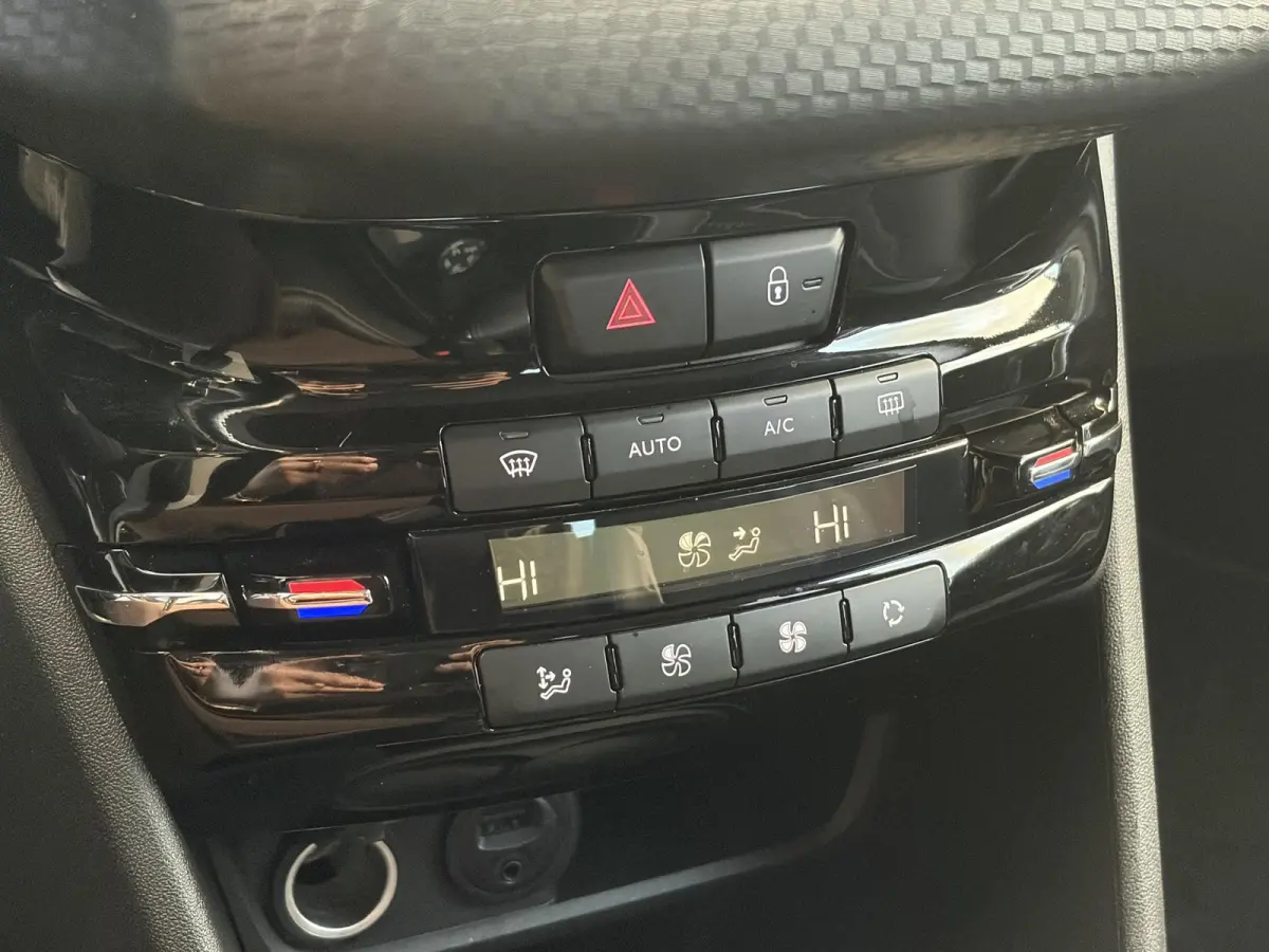1.2 PureTech Allure ✓Camera✓Navi✓Carplay✓Halfleder✓110pk✓Dealer Onderhouden✓Clima✓Cruise✓Pdc✓Lm velgen✓Automaat✓N.A.P✓Apk tot 03-2027