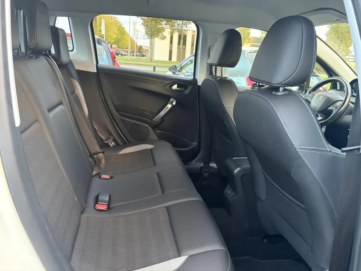 1.2 PureTech Allure ✓Camera✓Navi✓Carplay✓Halfleder✓110pk✓Dealer Onderhouden✓Clima✓Cruise✓Pdc✓Lm velgen✓Automaat✓N.A.P✓Apk tot 03-2027
