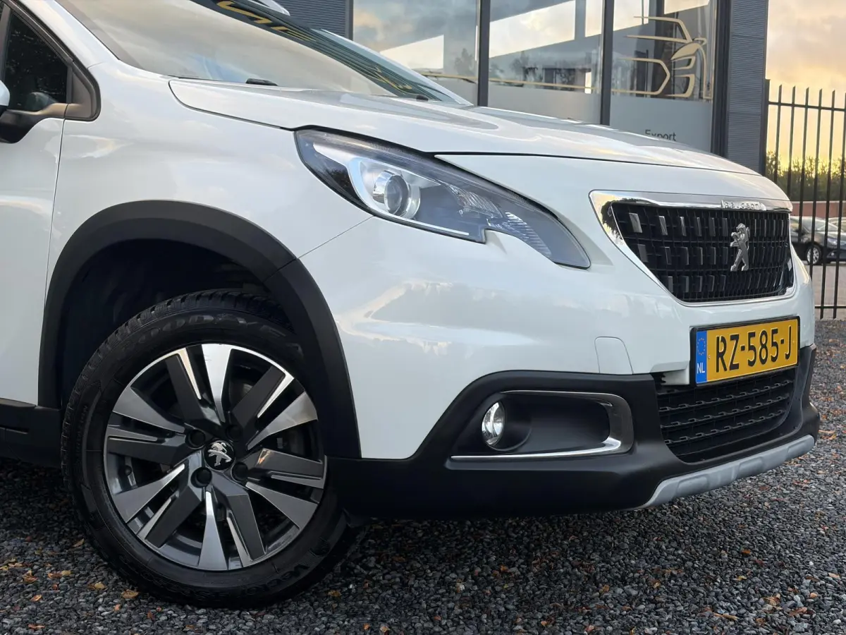 1.2 PureTech Allure ✓Camera✓Navi✓Carplay✓Halfleder✓110pk✓Dealer Onderhouden✓Clima✓Cruise✓Pdc✓Lm velgen✓Automaat✓N.A.P✓Apk tot 03-2027