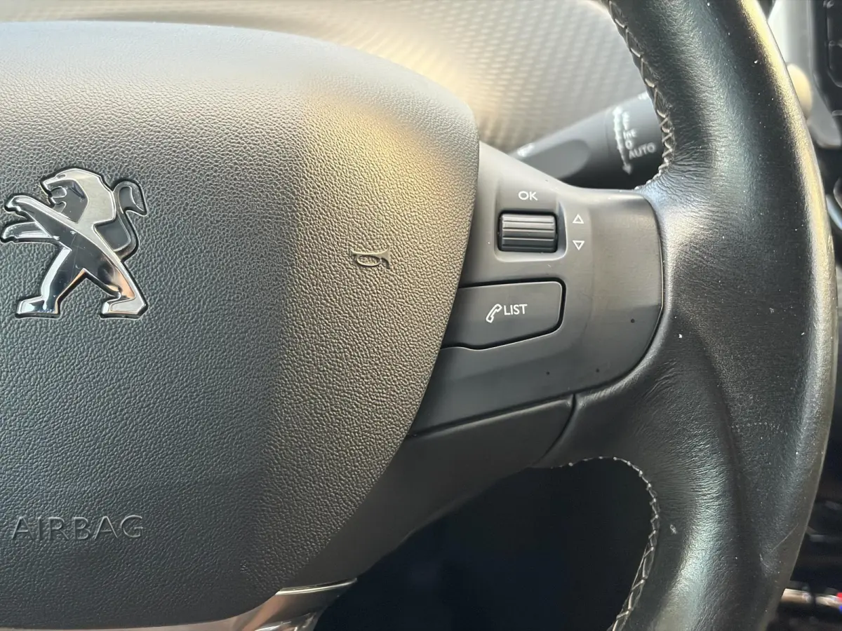 1.2 PureTech Allure ✓Camera✓Navi✓Carplay✓Halfleder✓110pk✓Dealer Onderhouden✓Clima✓Cruise✓Pdc✓Lm velgen✓Automaat✓N.A.P✓Apk tot 03-2027