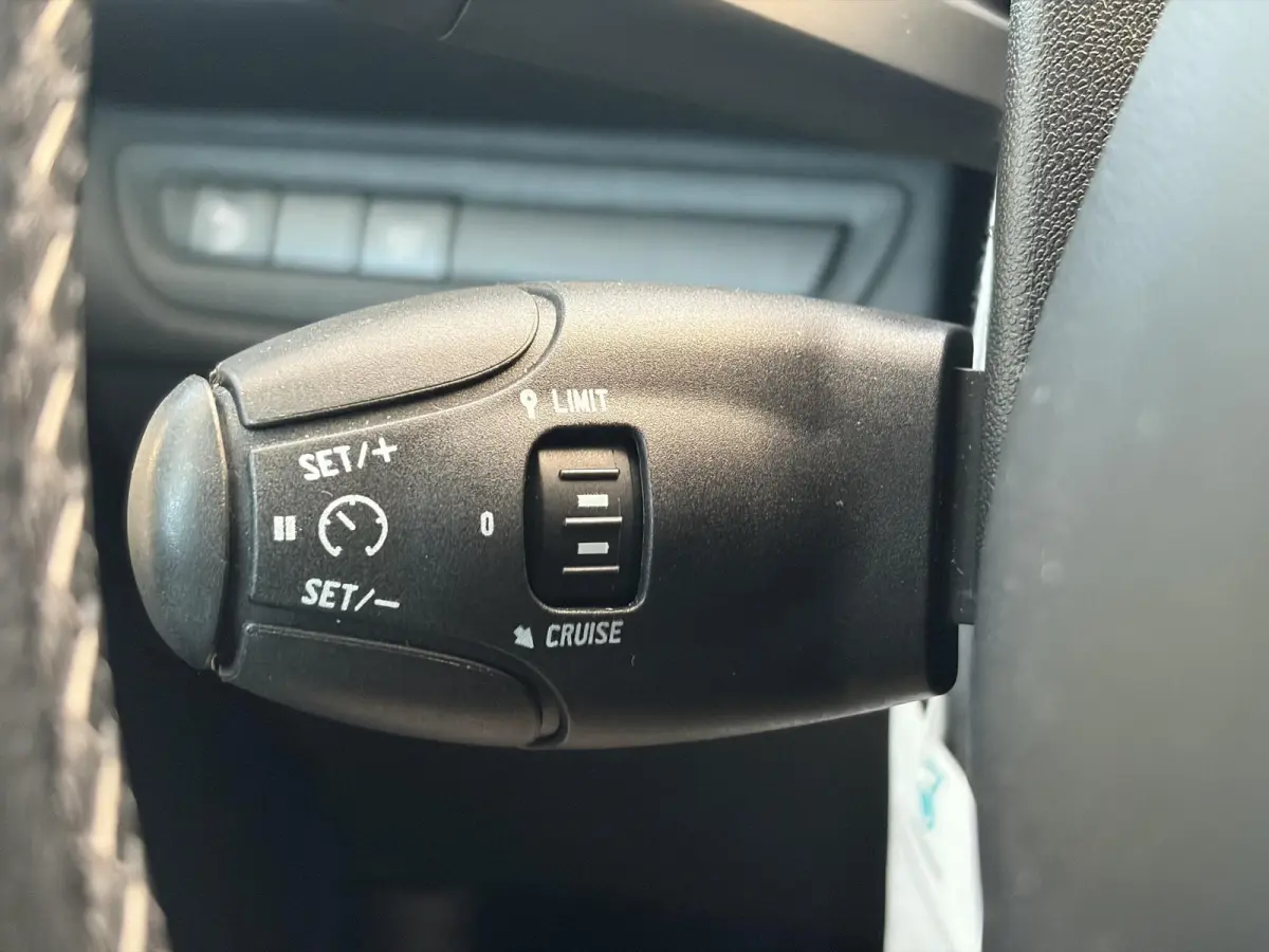 1.2 PureTech Allure ✓Camera✓Navi✓Carplay✓Halfleder✓110pk✓Dealer Onderhouden✓Clima✓Cruise✓Pdc✓Lm velgen✓Automaat✓N.A.P✓Apk tot 03-2027