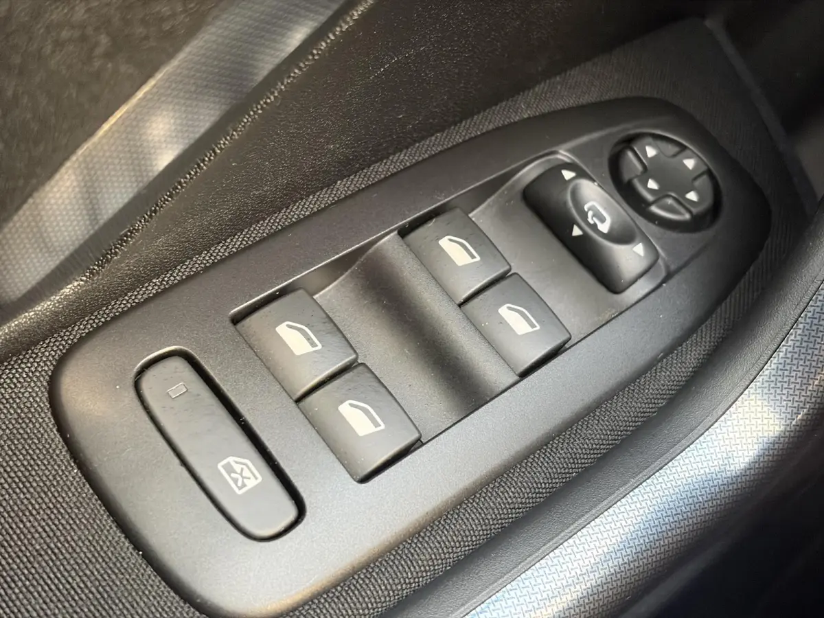 1.2 PureTech Allure ✓Camera✓Navi✓Carplay✓Halfleder✓110pk✓Dealer Onderhouden✓Clima✓Cruise✓Pdc✓Lm velgen✓Automaat✓N.A.P✓Apk tot 03-2027