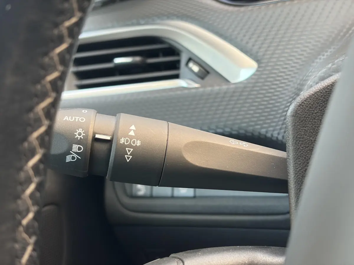 1.2 PureTech Allure ✓Camera✓Navi✓Carplay✓Halfleder✓110pk✓Dealer Onderhouden✓Clima✓Cruise✓Pdc✓Lm velgen✓Automaat✓N.A.P✓Apk tot 03-2027