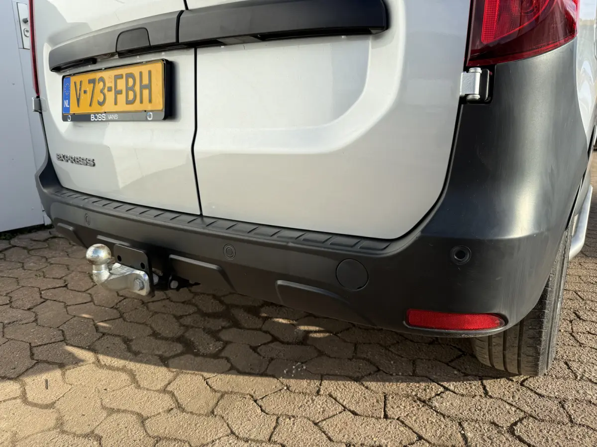 1.5 Blue dCi L1 Airco Cruise Control Trekhaak Parkeersensoren Achter Sidebars Euro 6