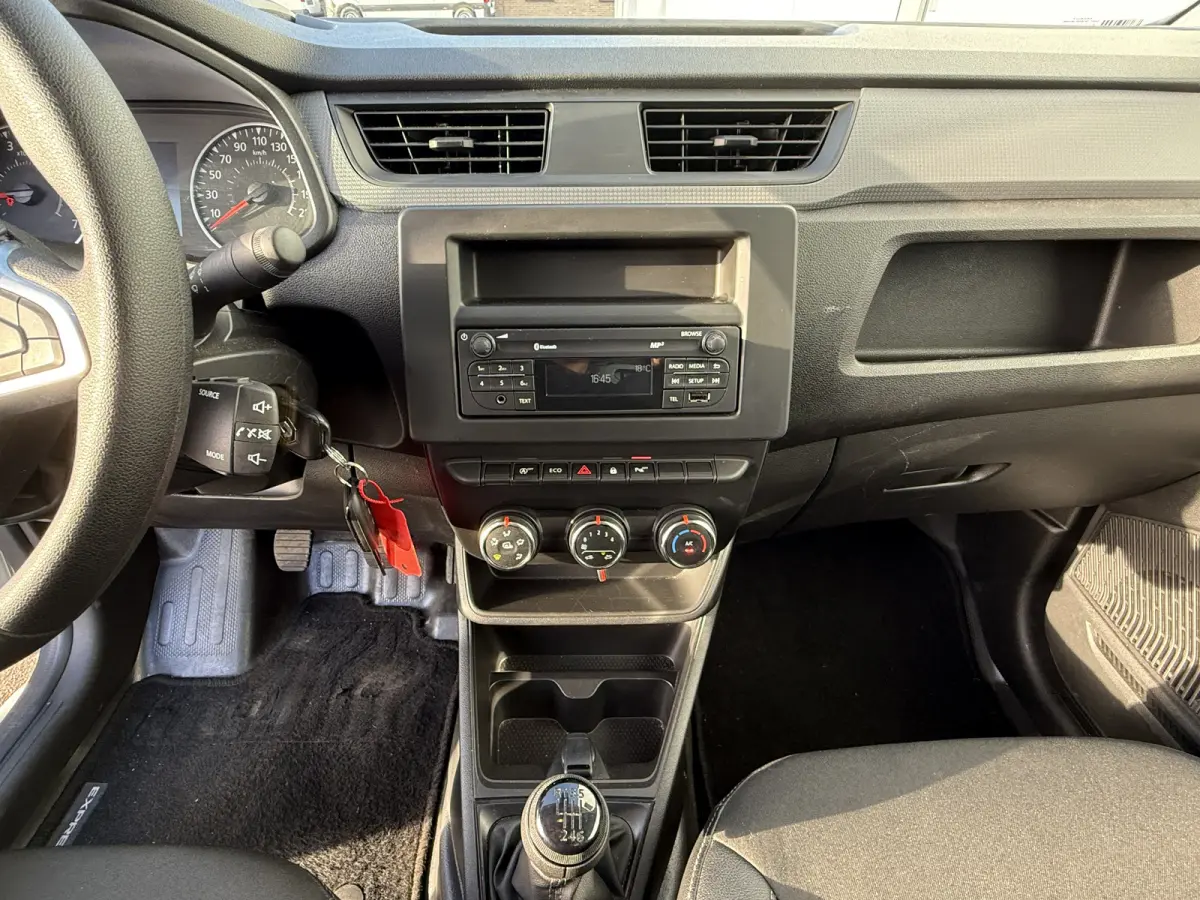 1.5 Blue dCi L1 Airco Cruise Control Trekhaak Parkeersensoren Achter Sidebars Euro 6