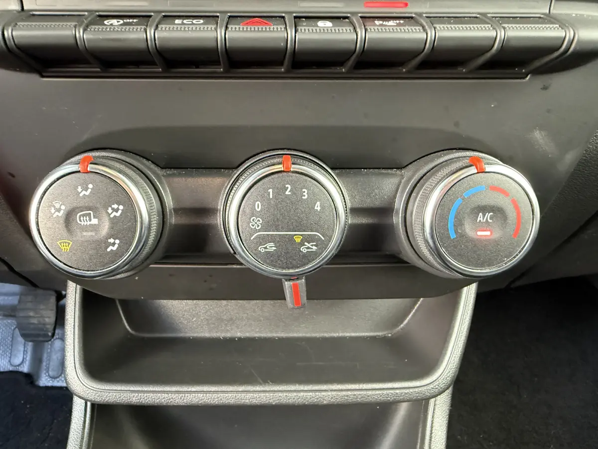 1.5 Blue dCi L1 Airco Cruise Control Trekhaak Parkeersensoren Achter Sidebars Euro 6