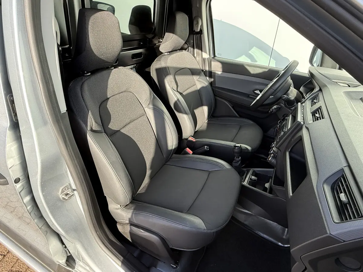 1.5 Blue dCi L1 Airco Cruise Control Trekhaak Parkeersensoren Achter Sidebars Euro 6