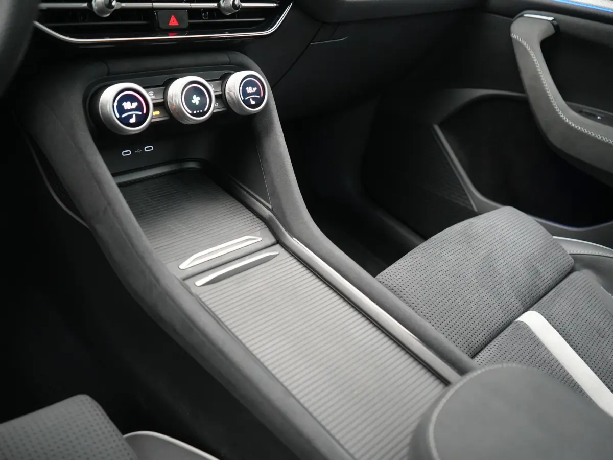 1.5 TSI Sportline Business PHEV 204pk Dealer O.H | Panodak | Trekhaak Af Fabriek | Adaptive Cruise | Head Up | 360 Camera | Canton | Alcantara Sportstoelen Memory & Verwarmd | Stuur Verwarmd