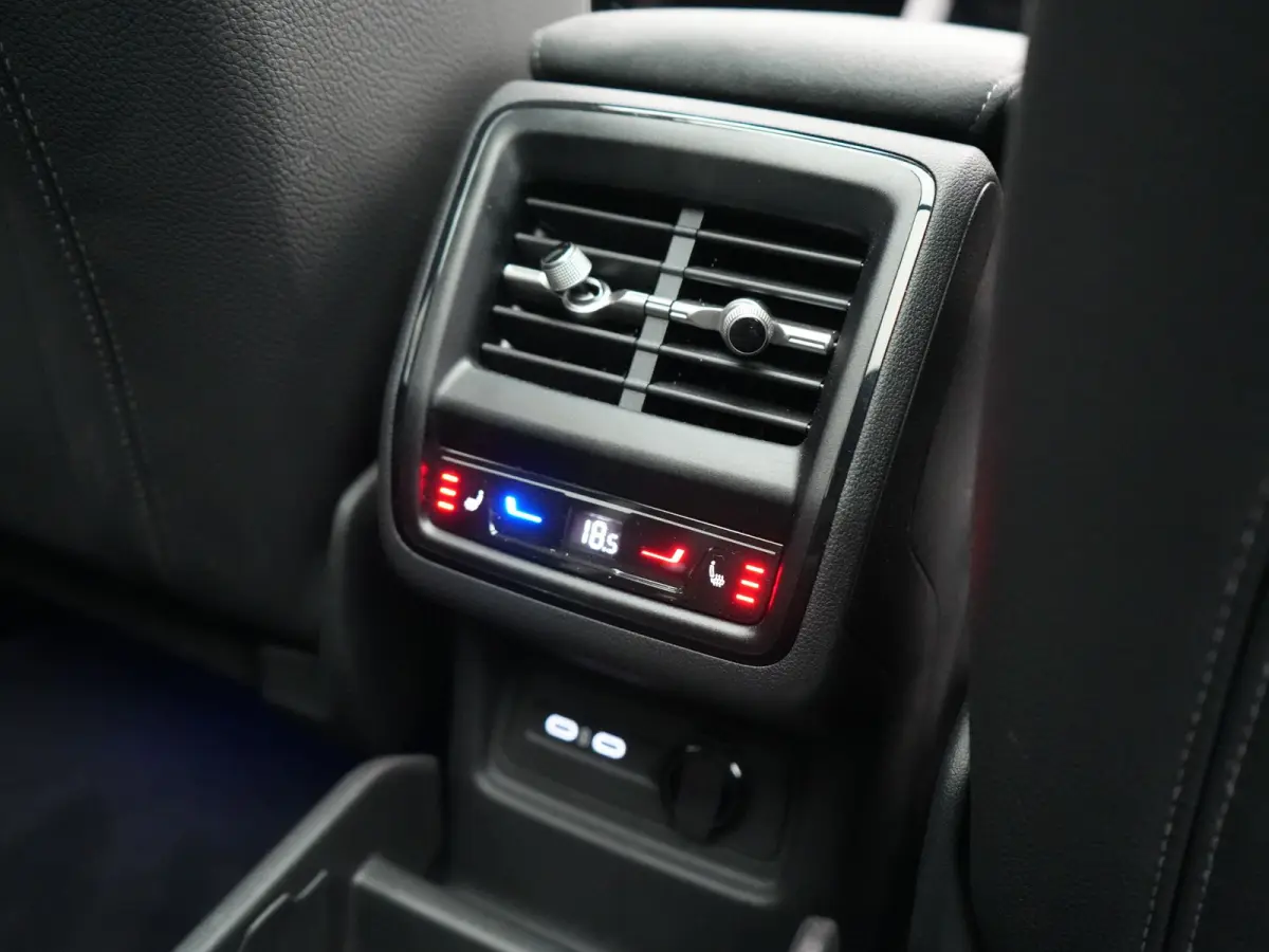 1.5 TSI Sportline Business PHEV 204pk Dealer O.H | Panodak | Trekhaak Af Fabriek | Adaptive Cruise | Head Up | 360 Camera | Canton | Alcantara Sportstoelen Memory & Verwarmd | Stuur Verwarmd
