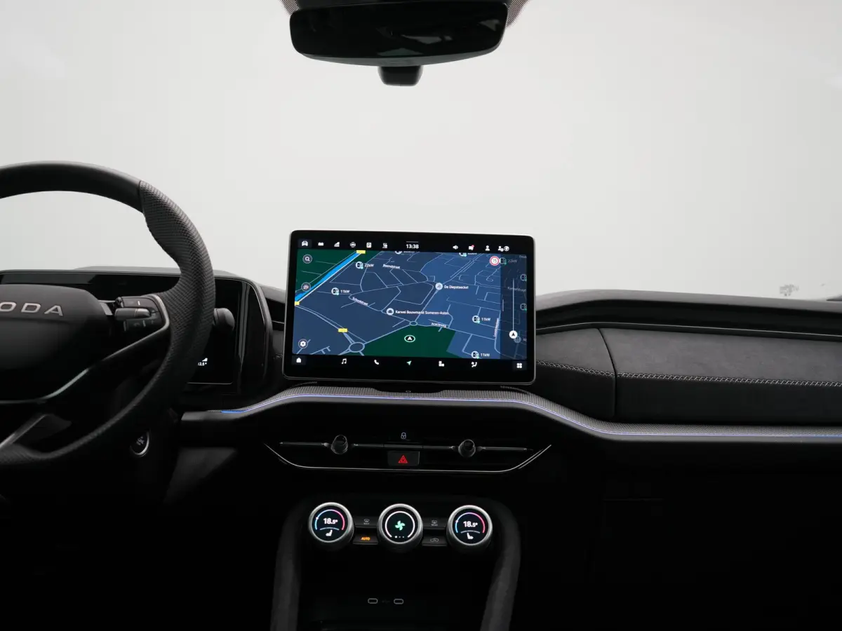 1.5 TSI Sportline Business PHEV 204pk Dealer O.H | Panodak | Trekhaak Af Fabriek | Adaptive Cruise | Head Up | 360 Camera | Canton | Alcantara Sportstoelen Memory & Verwarmd | Stuur Verwarmd