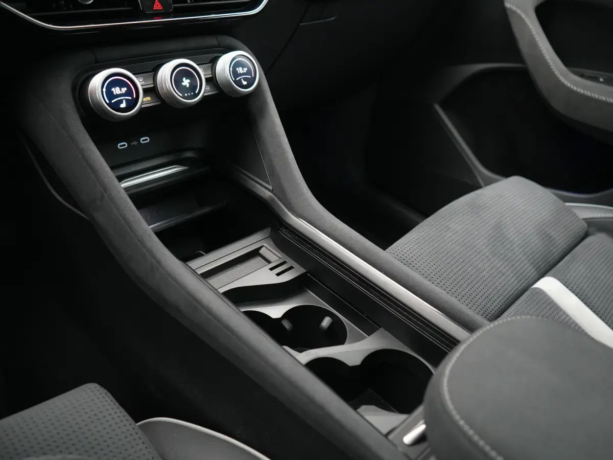 1.5 TSI Sportline Business PHEV 204pk Dealer O.H | Panodak | Trekhaak Af Fabriek | Adaptive Cruise | Head Up | 360 Camera | Canton | Alcantara Sportstoelen Memory & Verwarmd | Stuur Verwarmd