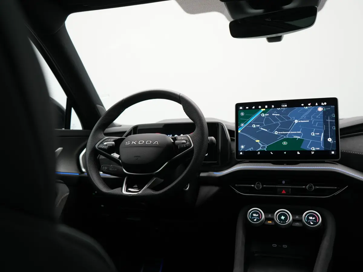 1.5 TSI Sportline Business PHEV 204pk Dealer O.H | Panodak | Trekhaak Af Fabriek | Adaptive Cruise | Head Up | 360 Camera | Canton | Alcantara Sportstoelen Memory & Verwarmd | Stuur Verwarmd