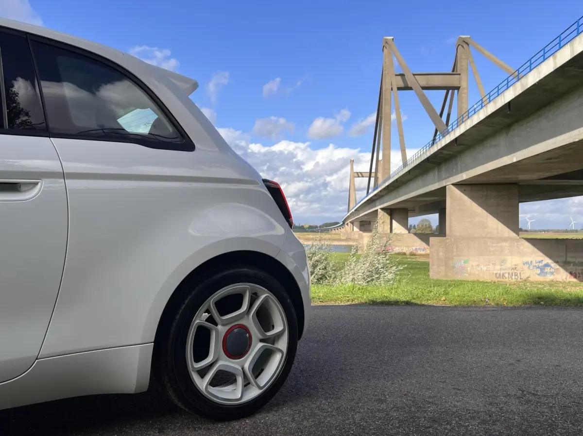 *Abarth 17” Mugello* 24 kWh / CarPlay / 4x Assist