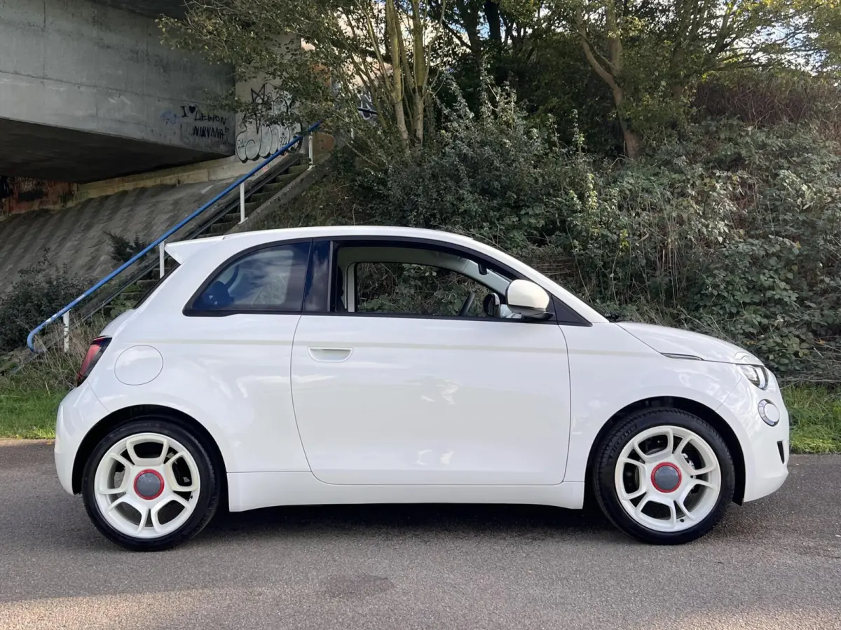 *Abarth 17” Mugello* 24 kWh / CarPlay / 4x Assist