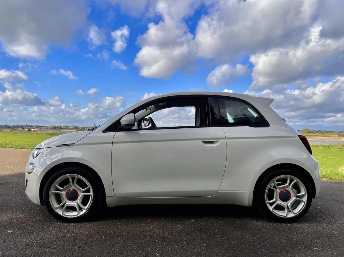 *Abarth 17” Mugello* 24 kWh / CarPlay / 4x Assist