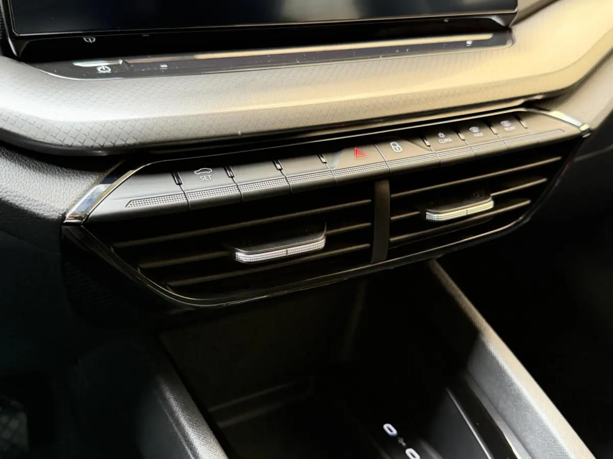 1.0 e-TSI Ambition Automaat | Apple CarPlay/Android Auto | Cruise & climate control | LED koplampen | Navigatiesysteem | Parkeersensoren achter | Trekhaak