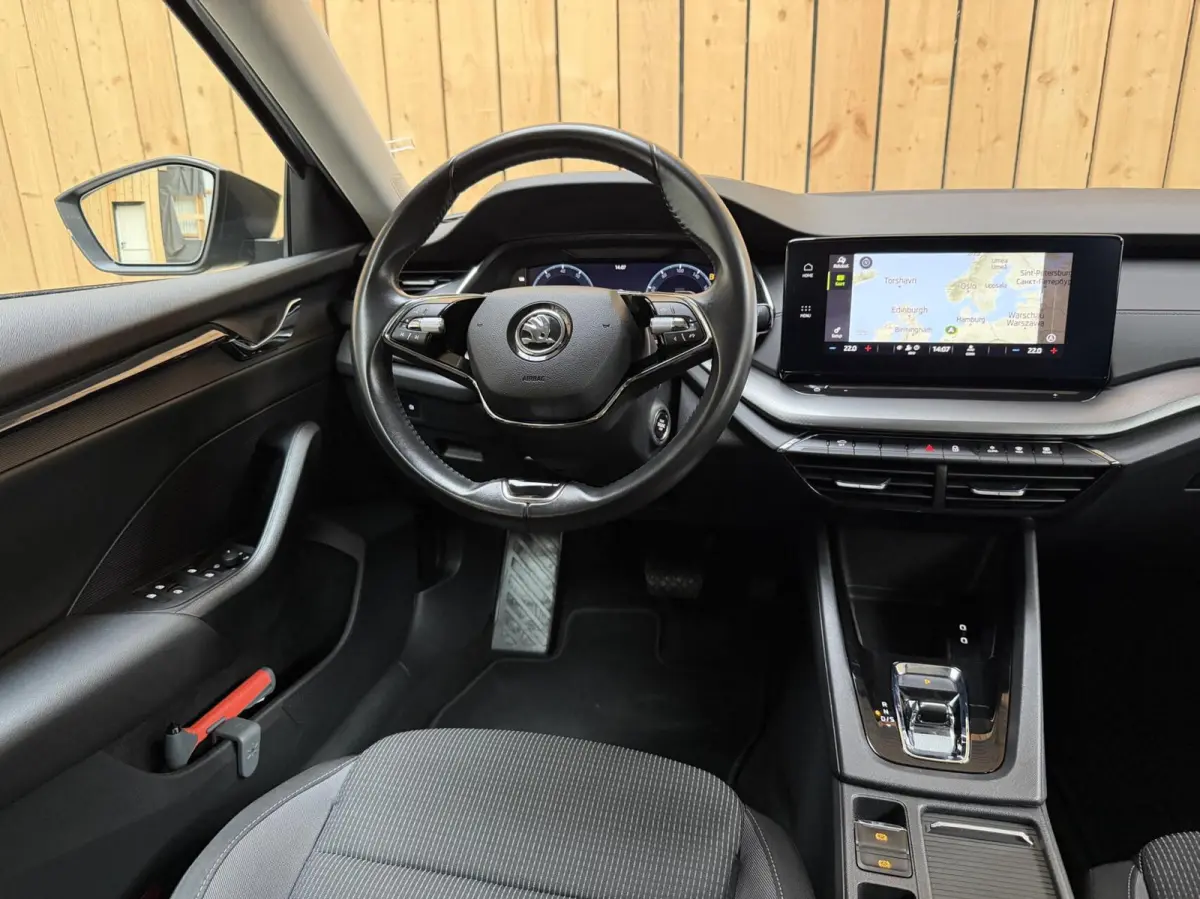 1.0 e-TSI Ambition Automaat | Apple CarPlay/Android Auto | Cruise & climate control | LED koplampen | Navigatiesysteem | Parkeersensoren achter | Trekhaak