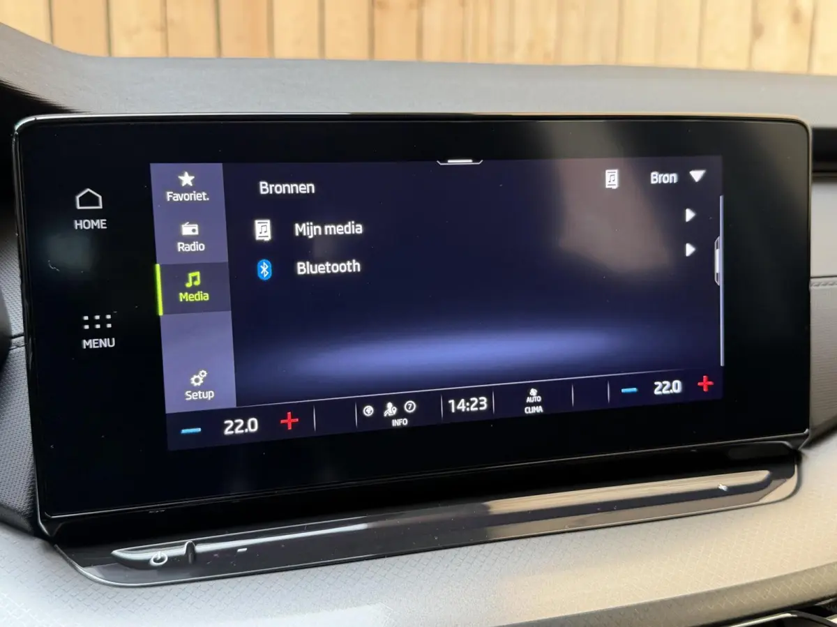 1.0 e-TSI Ambition Automaat | Apple CarPlay/Android Auto | Cruise & climate control | LED koplampen | Navigatiesysteem | Parkeersensoren achter | Trekhaak