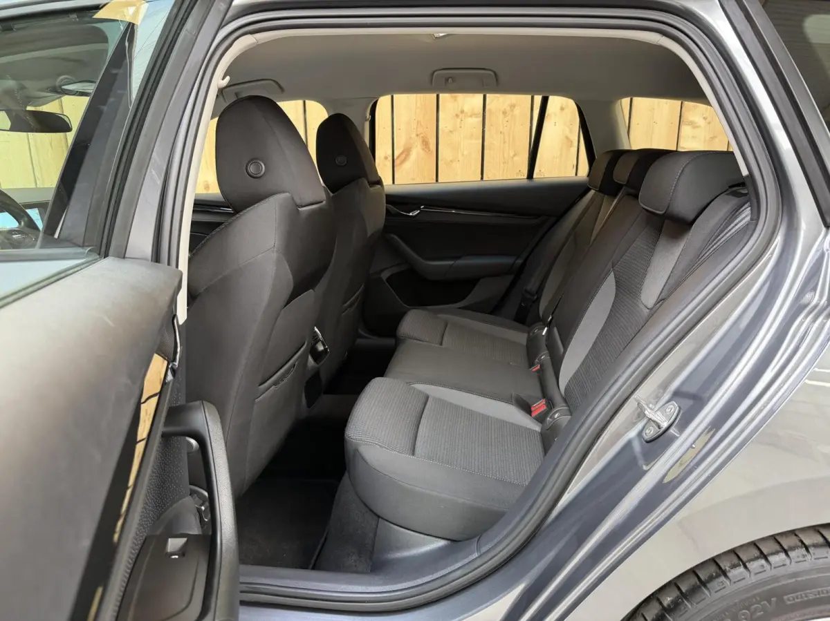 1.0 e-TSI Ambition Automaat | Apple CarPlay/Android Auto | Cruise & climate control | LED koplampen | Navigatiesysteem | Parkeersensoren achter | Trekhaak