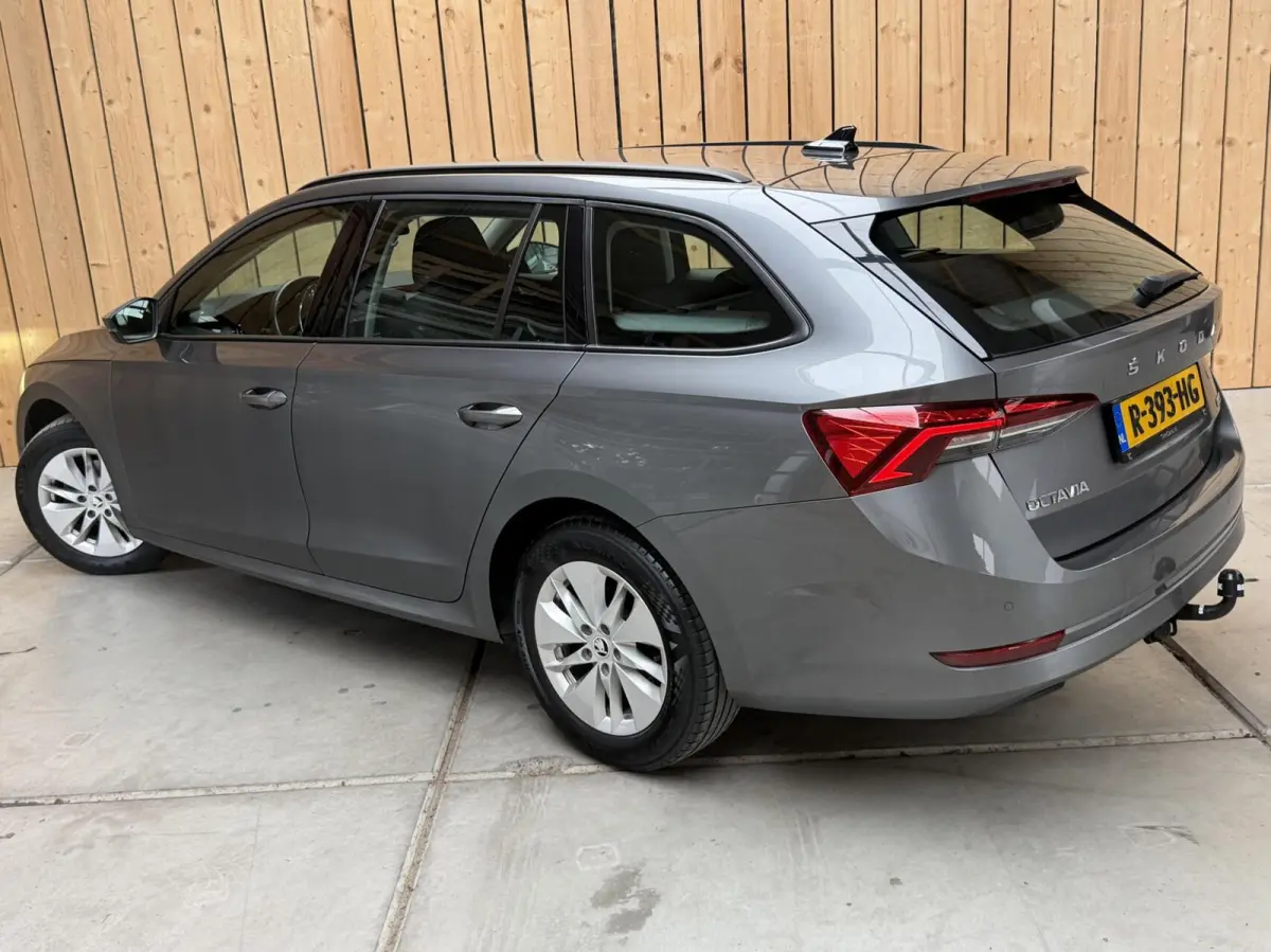 1.0 e-TSI Ambition Automaat | Apple CarPlay/Android Auto | Cruise & climate control | LED koplampen | Navigatiesysteem | Parkeersensoren achter | Trekhaak