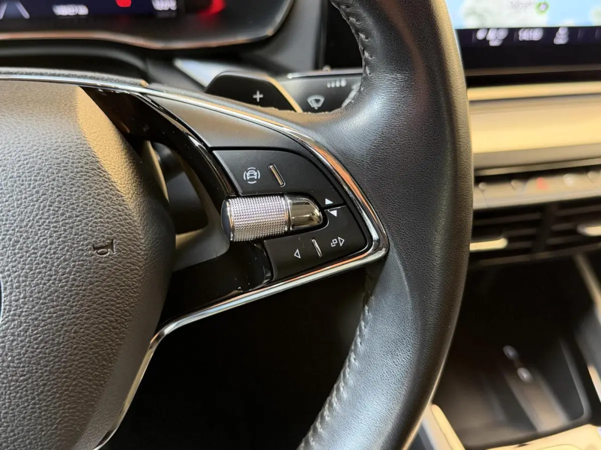 1.0 e-TSI Ambition Automaat | Apple CarPlay/Android Auto | Cruise & climate control | LED koplampen | Navigatiesysteem | Parkeersensoren achter | Trekhaak