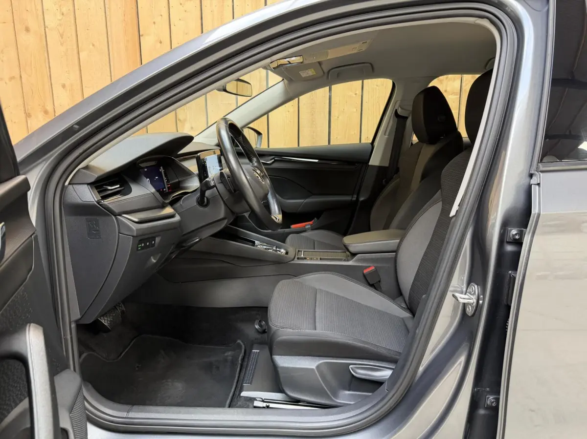 1.0 e-TSI Ambition Automaat | Apple CarPlay/Android Auto | Cruise & climate control | LED koplampen | Navigatiesysteem | Parkeersensoren achter | Trekhaak