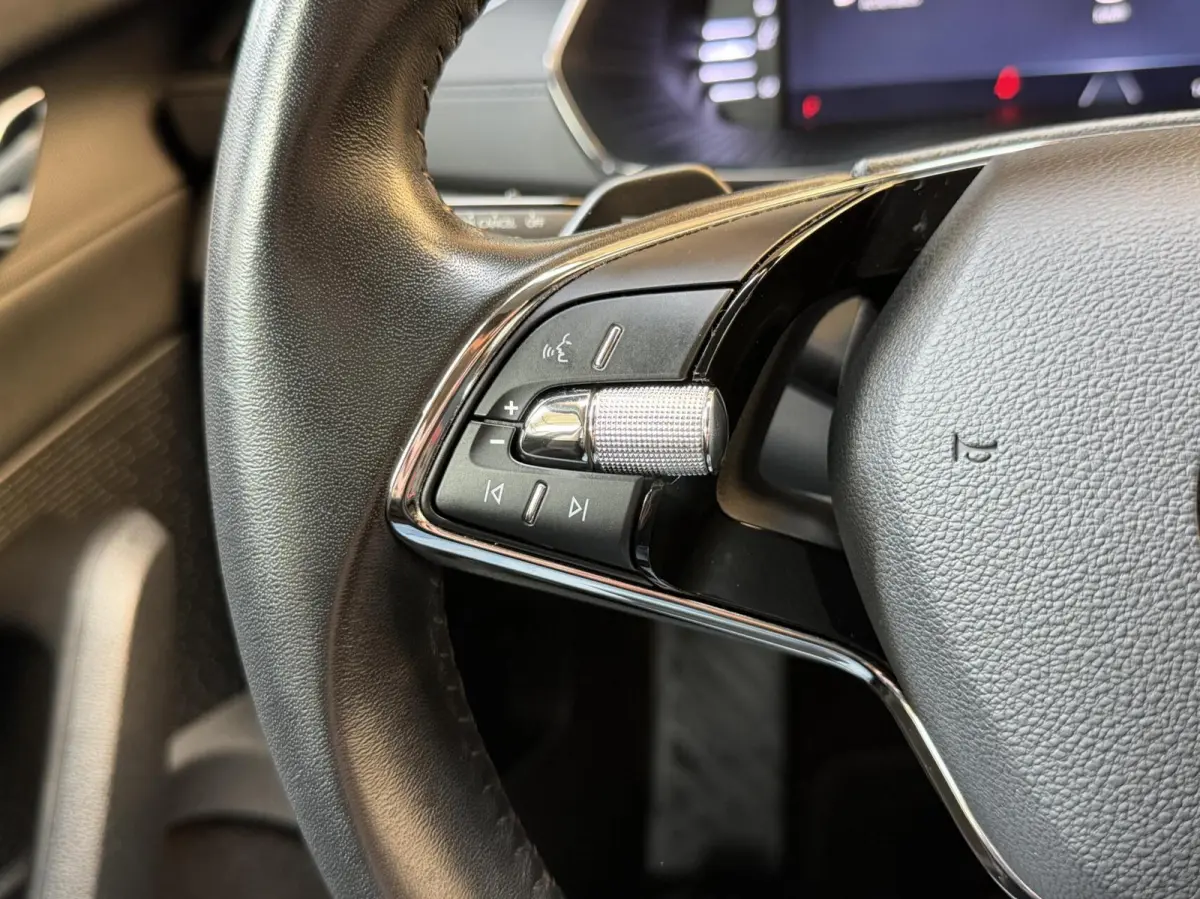 1.0 e-TSI Ambition Automaat | Apple CarPlay/Android Auto | Cruise & climate control | LED koplampen | Navigatiesysteem | Parkeersensoren achter | Trekhaak