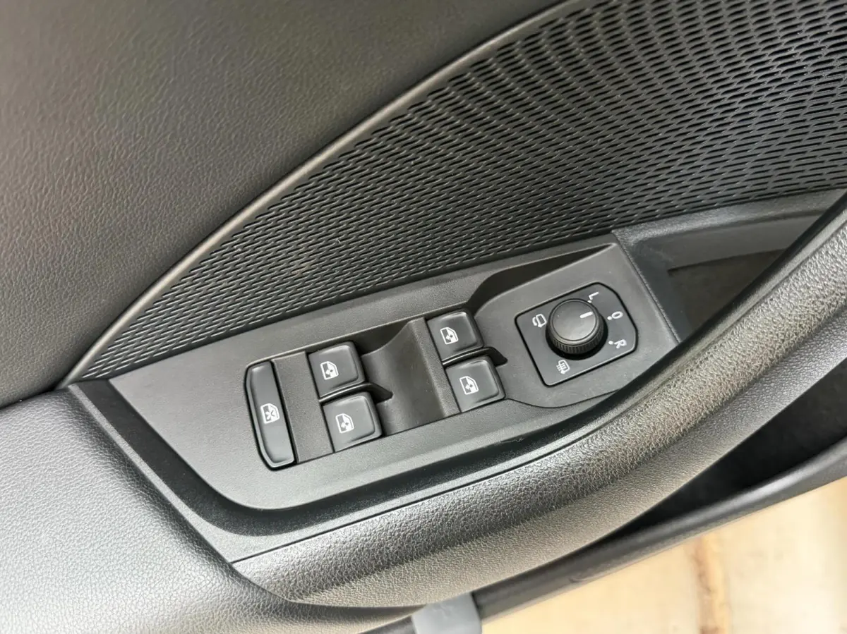 1.0 e-TSI Ambition Automaat | Apple CarPlay/Android Auto | Cruise & climate control | LED koplampen | Navigatiesysteem | Parkeersensoren achter | Trekhaak