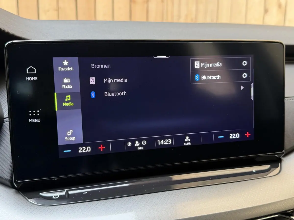 1.0 e-TSI Ambition Automaat | Apple CarPlay/Android Auto | Cruise & climate control | LED koplampen | Navigatiesysteem | Parkeersensoren achter | Trekhaak