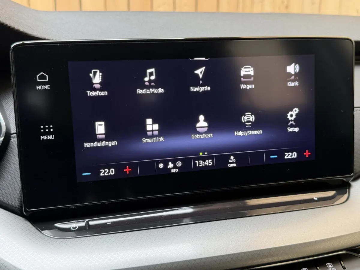 1.0 TSI Ambition Apple CarPlay/Android Auto | Cruise & climate control | LED verlichting | Keyless start | Navigatiesysteem | Parkeersensoren achter | Trekhaak