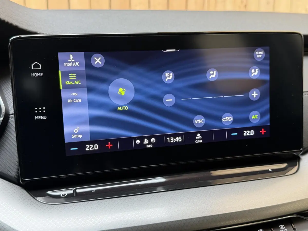 1.0 TSI Ambition Apple CarPlay/Android Auto | Cruise & climate control | LED verlichting | Keyless start | Navigatiesysteem | Parkeersensoren achter | Trekhaak