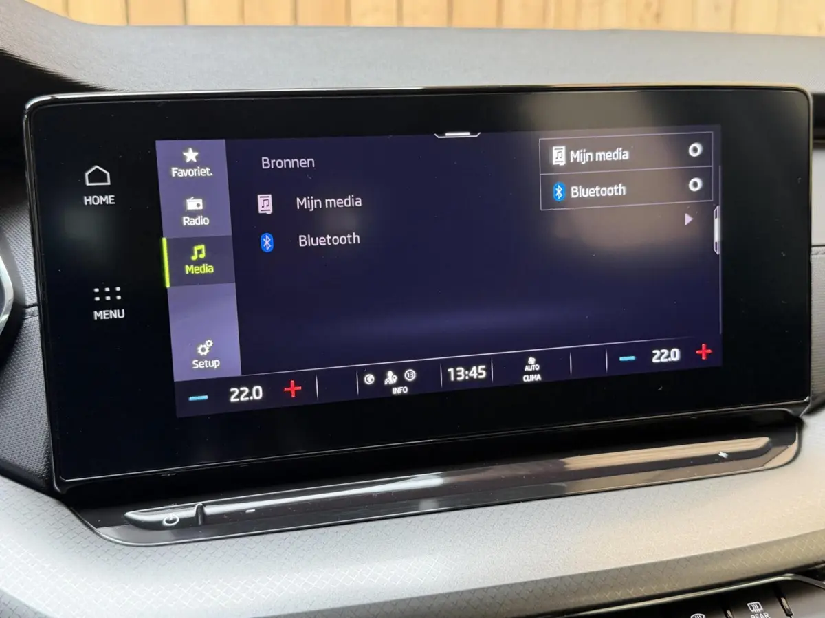1.0 TSI Ambition Apple CarPlay/Android Auto | Cruise & climate control | LED verlichting | Keyless start | Navigatiesysteem | Parkeersensoren achter | Trekhaak