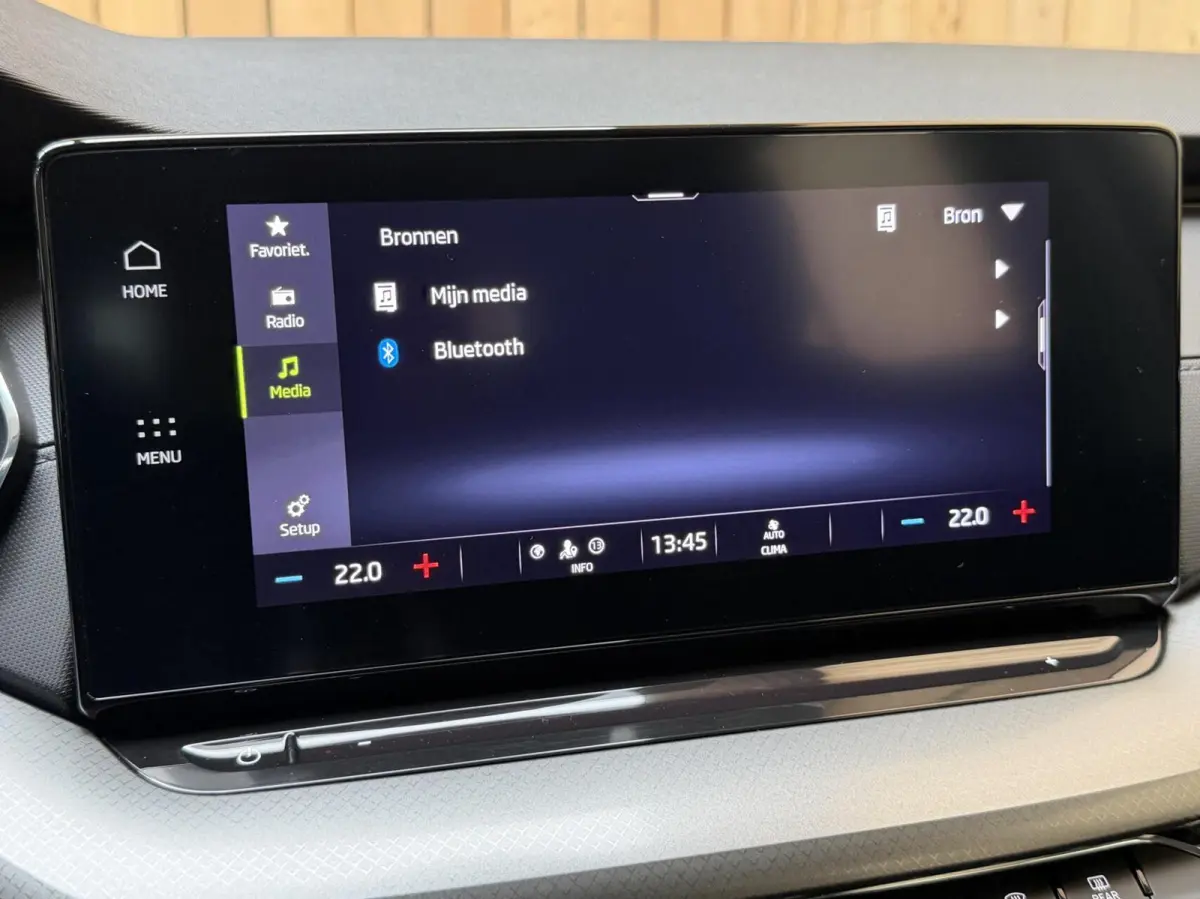 1.0 TSI Ambition Apple CarPlay/Android Auto | Cruise & climate control | LED verlichting | Keyless start | Navigatiesysteem | Parkeersensoren achter | Trekhaak