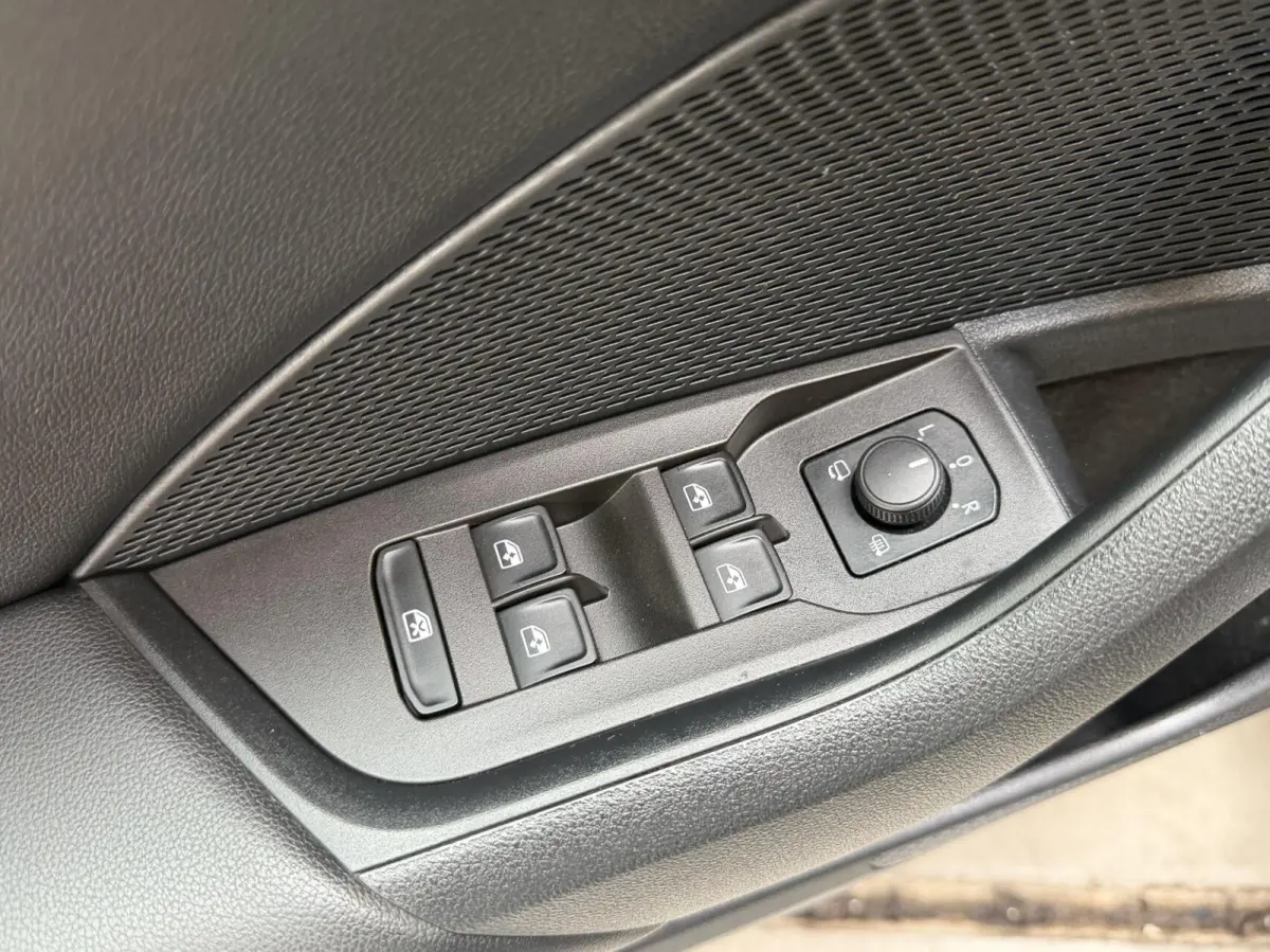 1.0 TSI Ambition Apple CarPlay/Android Auto | Cruise & climate control | LED verlichting | Keyless start | Navigatiesysteem | Parkeersensoren achter | Trekhaak