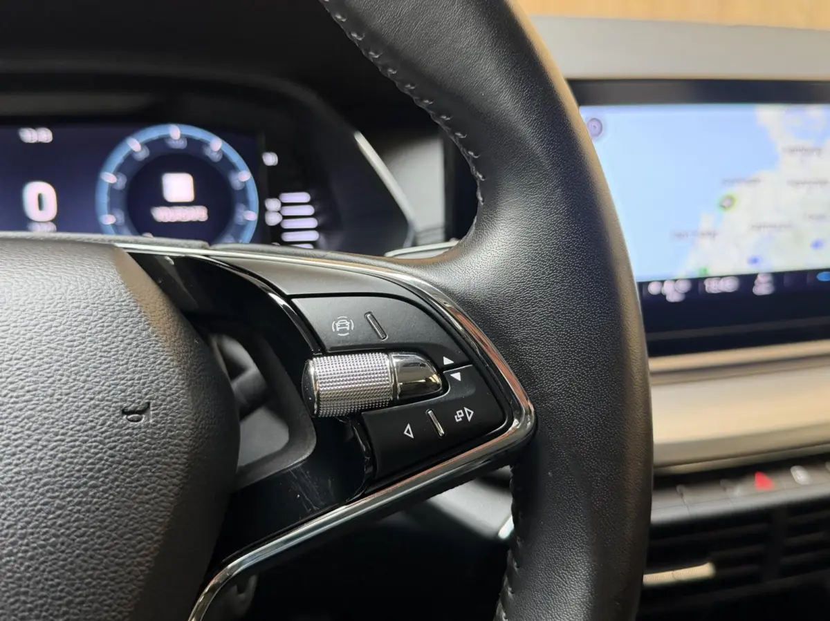 1.0 TSI Ambition Apple CarPlay/Android Auto | Cruise & climate control | LED verlichting | Keyless start | Navigatiesysteem | Parkeersensoren achter | Trekhaak