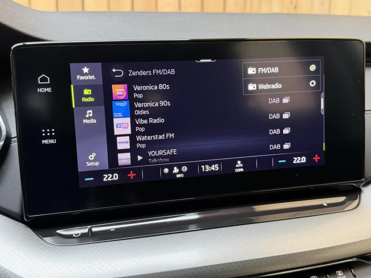 1.0 TSI Ambition Apple CarPlay/Android Auto | Cruise & climate control | LED verlichting | Keyless start | Navigatiesysteem | Parkeersensoren achter | Trekhaak